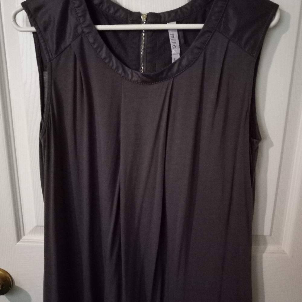 Sleeveless blouse.